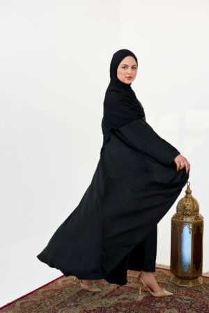 عباية سوداء بنقوش موجيه